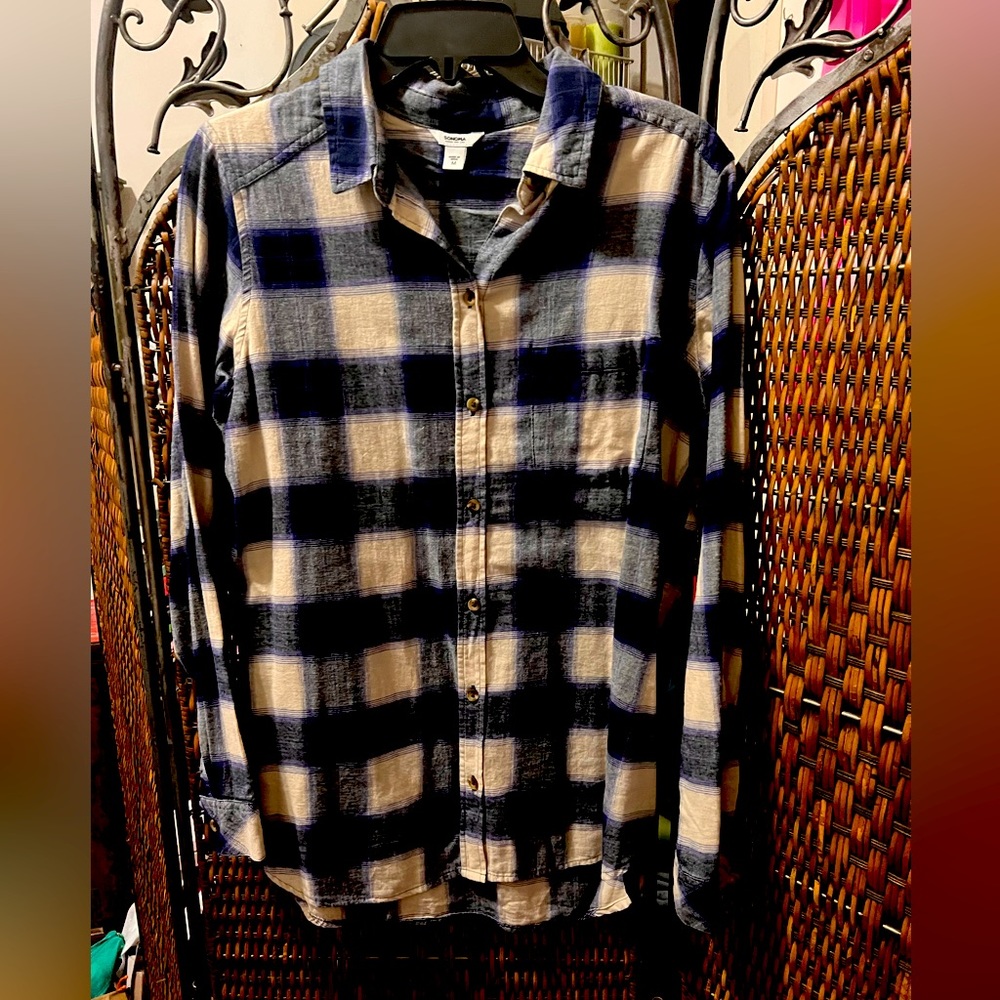 Pretty button down flannel shirt. Brand new. Size M.